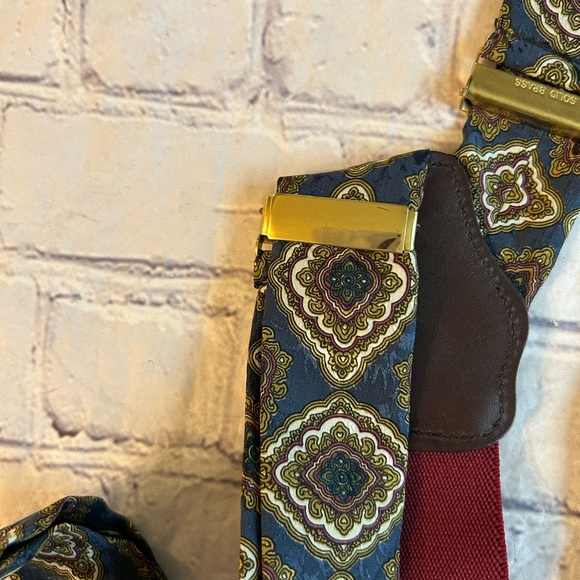 SOLID BRASS HARDWARE MENS PAISLEY PRINT MULTI COLORED BURGUNDY STRAP SUSPENDERS - Picture 4 of 6